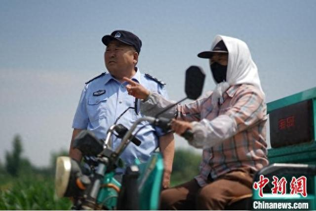 图为王建平走访农户。 陈彩云摄