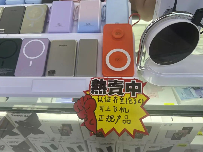 在华强北赛格电子市场，柜台上展示着3C认证充电宝。马云飞摄