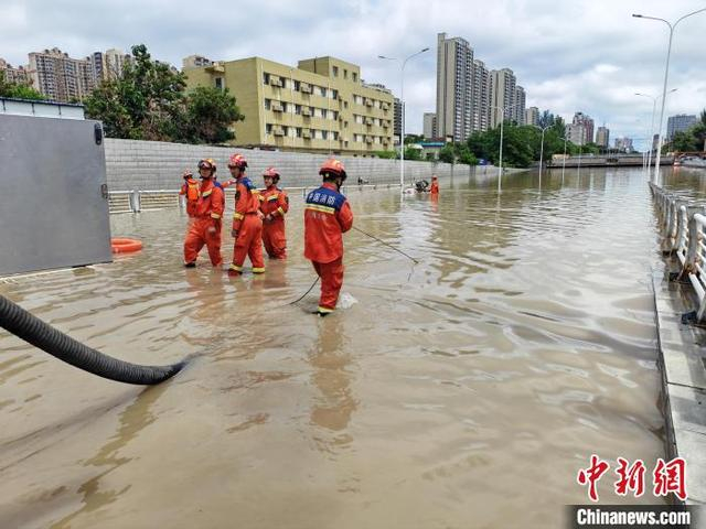 参与排水。 李爱欣 摄