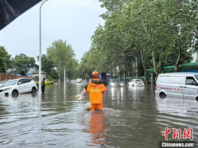 解救孕妇。 李晋谷 摄