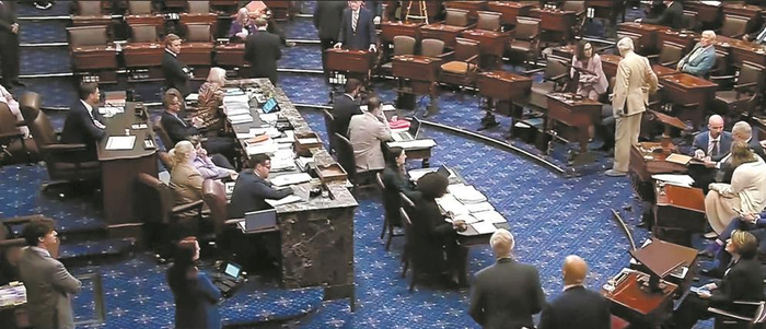     美国国会参议院通过“大而美”税收与支出法案。  图据央视新闻客户端