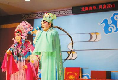 　　为了让年轻人听懂、看懂川剧传统剧目，剧团在舞台上安装了字幕机。图为6月14日的演出现场。