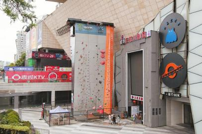 　　去年年底，三花川剧团搬到了当下年轻人聚集的潮玩商圈——成都339天府熊猫塔下。