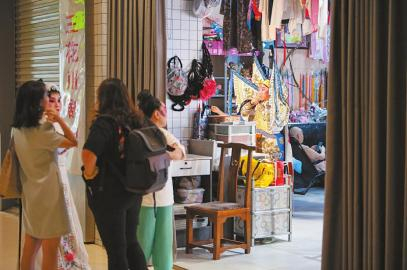 　　6月10日，三花川剧团的演员在开放式化妆间准备装束，过往路人驻足观看。
