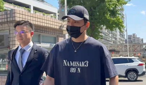 王大陆7月3日在律师的陪同出庭应讯。图源：台媒