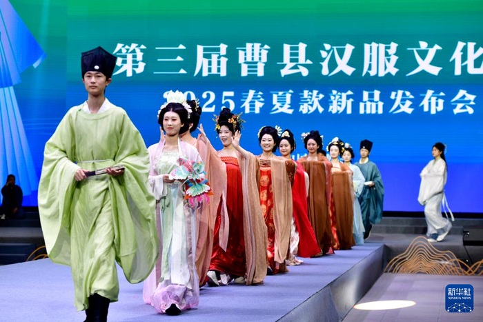 模特在曹县汉服2025春夏新品发布会上走秀。