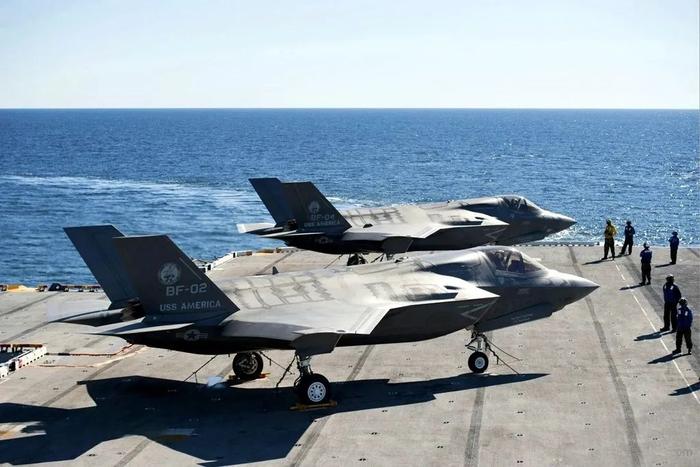 ▲“的黎波里”号两栖攻击舰上的F-35B战斗机