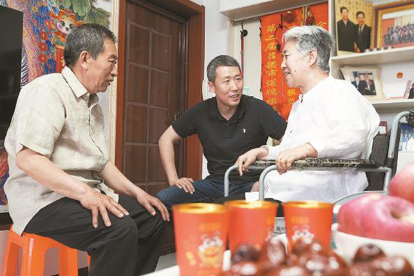             姜经纬与“妈妈”          