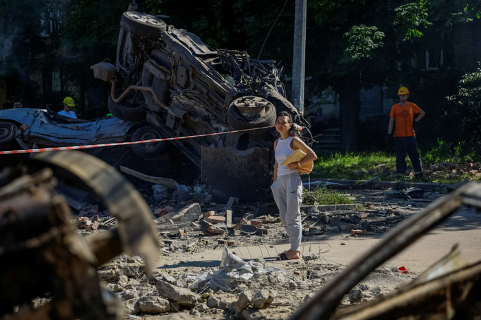 ▲当地时间2025年7月4日，乌克兰基辅，俄罗斯对乌克兰发动袭击，车辆被摧毁。图源ic