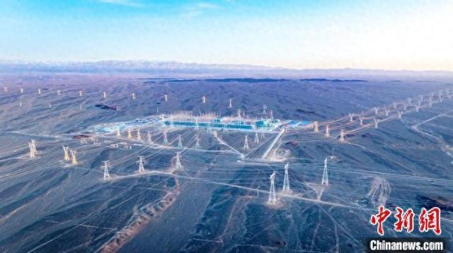 哈密—重庆±800千伏特高压直流输电工程新疆送端站——巴里坤换流站航拍图。冯洋 摄