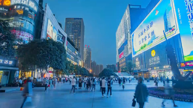 重庆观音桥商圈。资料图