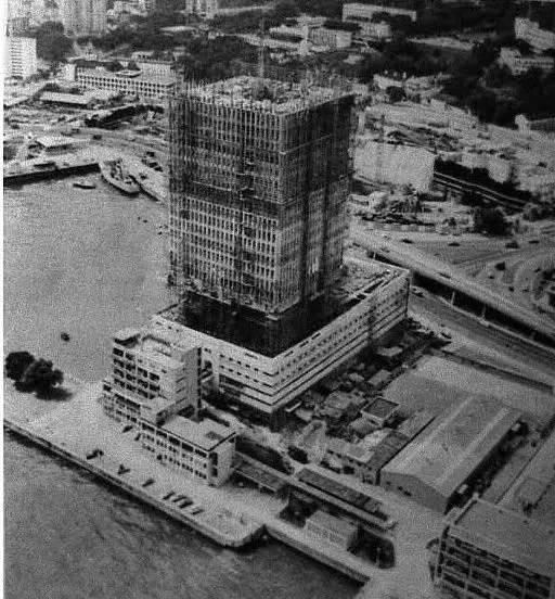 兴建中的“韦尔斯亲王大厦”，可以看到其侧面的港池停泊有军舰，出了大楼就可抵达海边。 资料图 