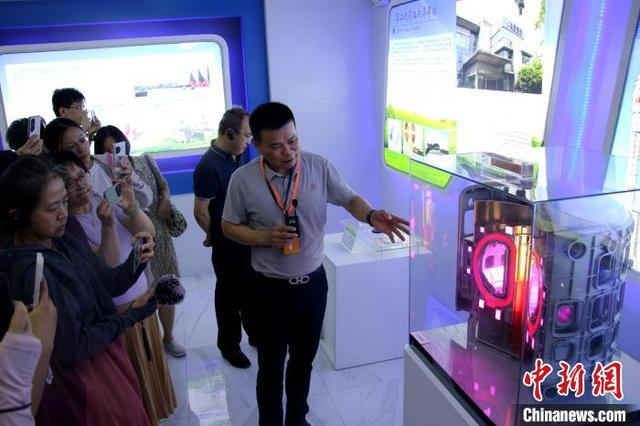 7月4日，安徽铜陵精达特种电磁线股份有限公司相关负责人向媒体记者介绍该公司新产品。中新社记者 张强 摄 