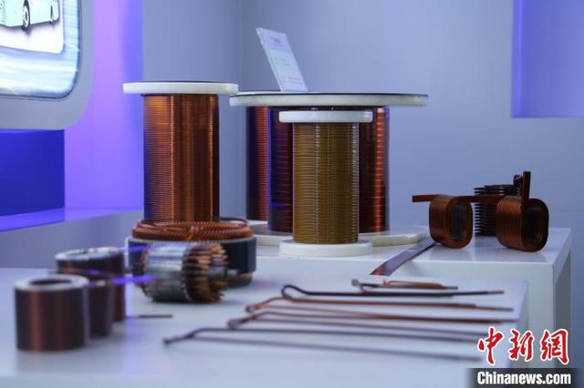 7月4日，安徽铜陵精达特种电磁线股份有限公司展厅里摆放的部分产品。中新社记者 张强 摄