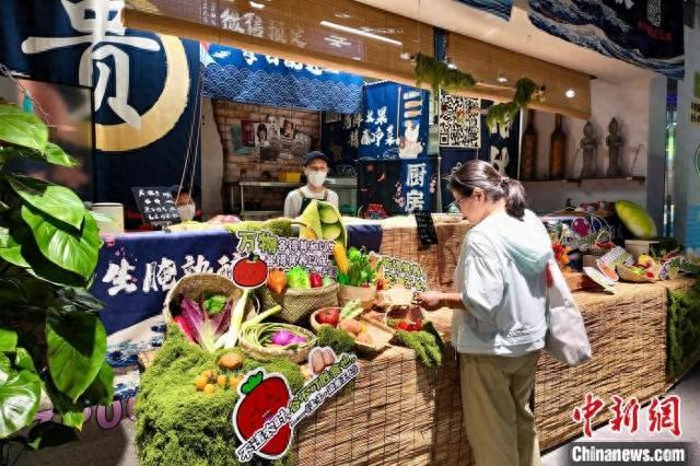 市民在了解菜品代炒服务。 钱晨菲 摄