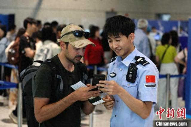 外籍旅客咨询宁波机场口岸民警。张家其 摄