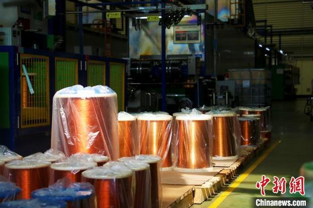 7月4日，摆放在安徽铜陵精达漆包线有限公司漆包车间里的产品。中新社记者 张强 摄