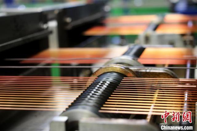 7月4日，安徽铜陵精达漆包线有限公司漆包车间一隅。中新社记者 张强 摄