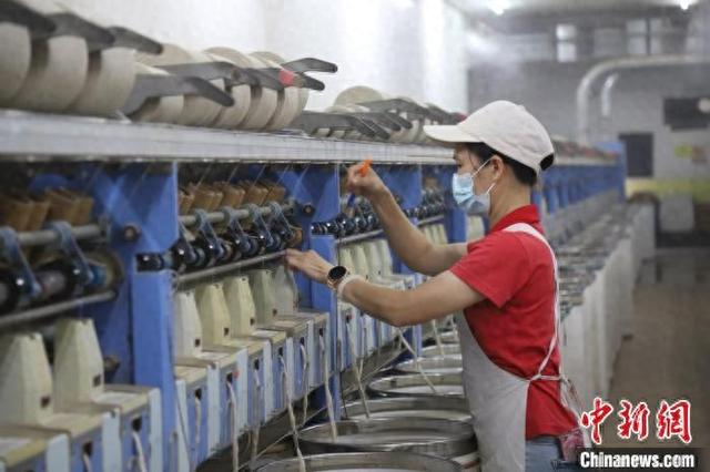 湖南丰汇麻业有限公司工人工作中。刘庆 摄
