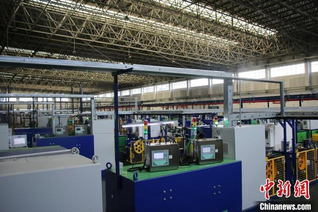 7月4日，得益于智能化发展，诺大的安徽铜陵精达漆包线有限公司生产车间里几乎见不到工作人员。中新社记者 张强 摄