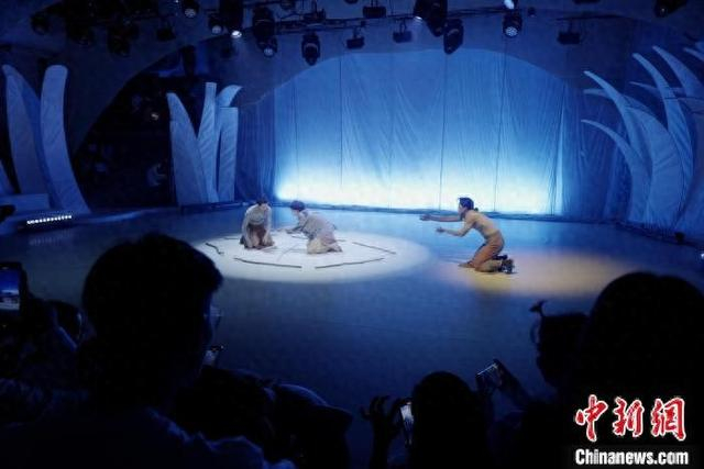 7月4日，音乐舞剧《百鸟朝凤》现场演出。中新网记者 张亨伟 摄