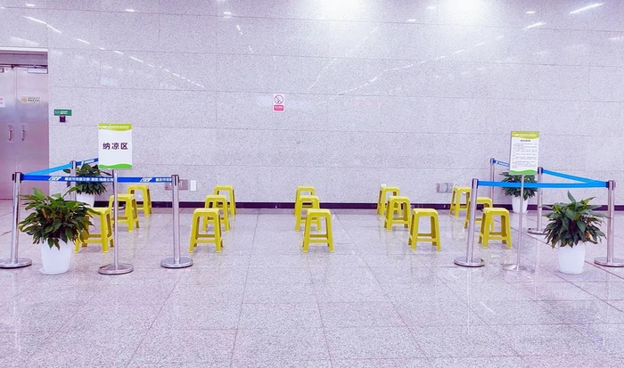 轨道交通车站纳凉区放有座椅。重庆交通开投集团轨道运营公司供图