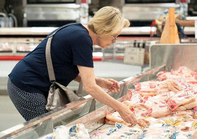 2024年7月11日，顾客在美国加利福尼亚州福斯特城一家超市购物。新华社发（李建国摄）