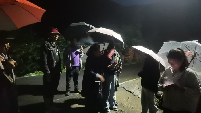 7月2日晚，阿坝州金川县组织转移群众。金川县委宣传部 供图