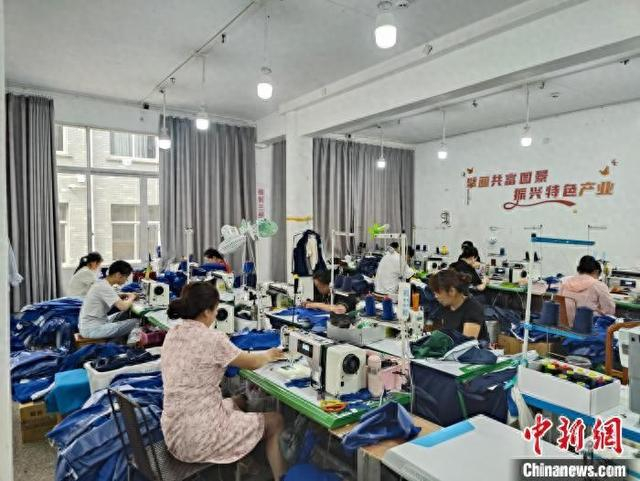 近日，工人在共富工坊从事缝纫工作。柯丽娜供图