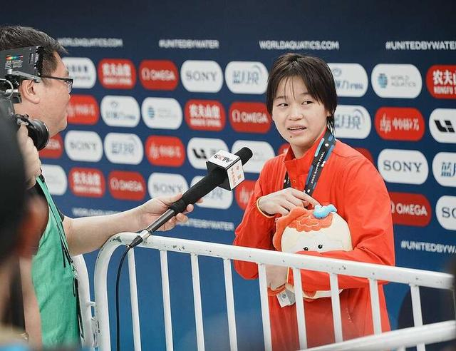 5月3日，全红婵在2025跳水世界杯总决赛女子10米台决赛之后接受采访。视觉中国供图
