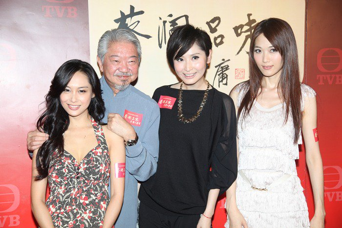 2009年9月25日，香港，《蔡澜品味》节目记者会。蔡澜、朱茵、陈贝儿、林莉（图片来源：视觉中国）