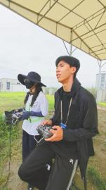 晋培阳（右）带学员进行无人机实操教学。　　四川日报全媒体记者 吴枫 摄