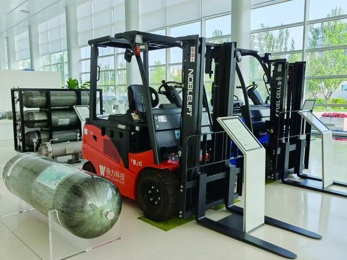 大兴国际氢能示范区展厅内的氢燃料电池叉车和储氢罐。 