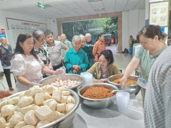 德阳绵竹市九龙镇地灾集中安置点，群众吃上了热和的饭菜。九龙镇人民政府 供图
