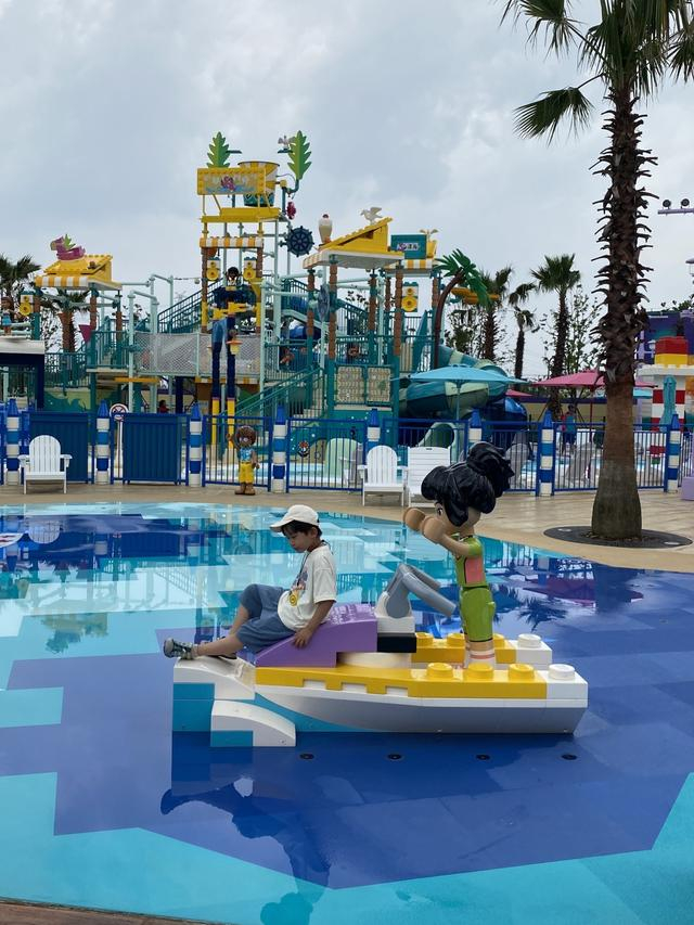 上海乐高乐园度假区的沙滩派对区域。澎湃新闻记者 俞凯 摄
