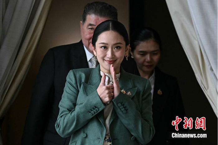 当地时间2025年7月1日,泰国总理府,佩通坦在被泰国宪法法院停职后举行记者会。图/视觉中国