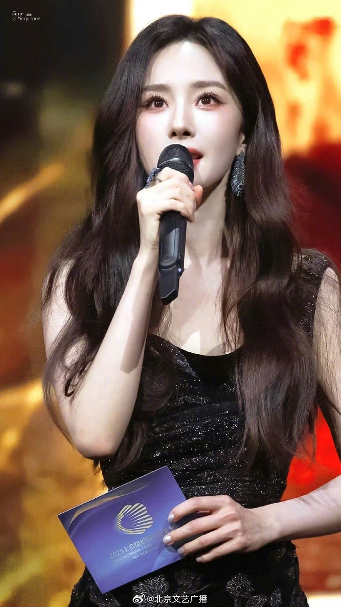 杨幂电影节踩裙摔倒迅速起身,眼神坚毅获赞女战士