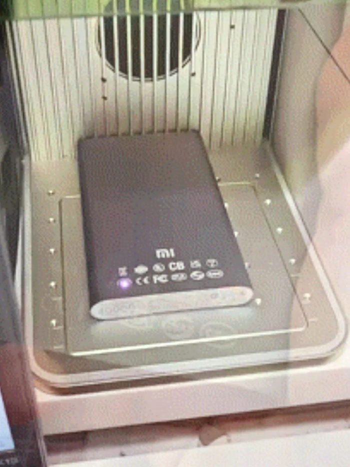 ▲用激光打标机定制充电宝3C符号。受访者供图