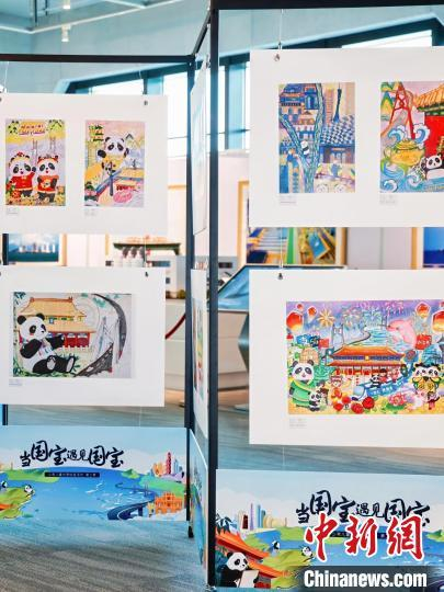 启动仪式现场展出的画作。中新网记者 王坚 摄