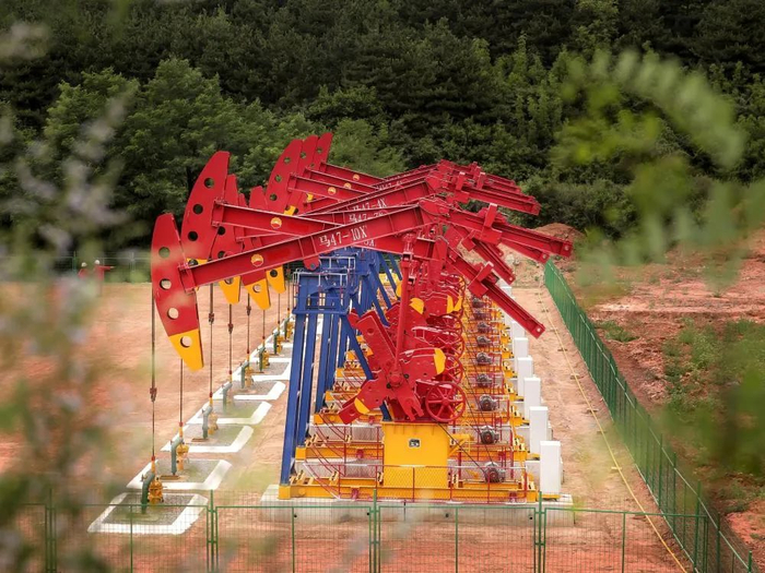 在华北油田山西沁水煤层气田，煤层气抽采设备正在工作。新华社记者 王飞航 摄