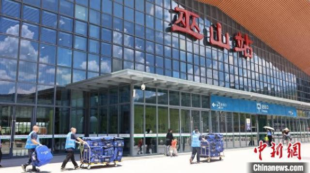 图为工作人员通过高铁快运运输巫山脆李。李秋璇 摄