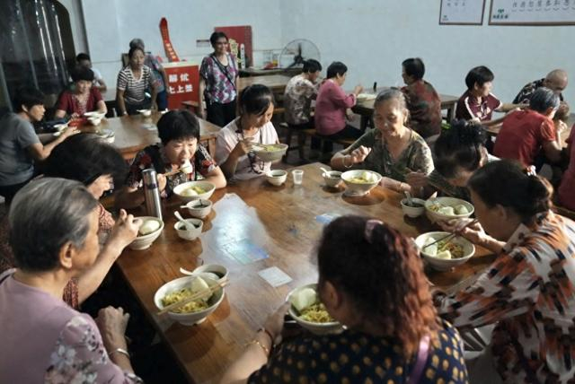 7月2日中午，老人们在莲花社区公益素食餐厅雨花斋享用免费午餐。 澎湃新闻记者 王珏玮 图