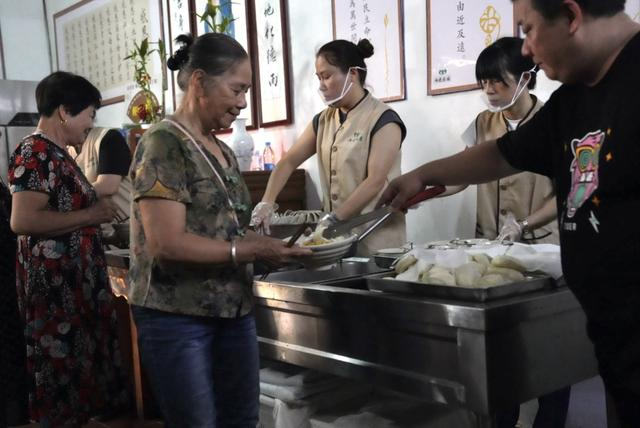 7月2日中午，老人们在莲花社区公益素食餐厅雨花斋领取免费午餐。 澎湃新闻记者 王珏玮 图
