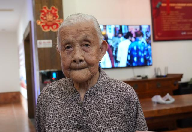 7月1日，96岁的何丽英在渐美村“幸福食堂”准备用餐。 澎湃新闻记者 王珏玮 图