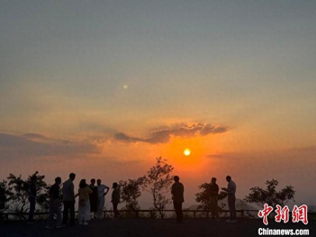 2025年7月，浙江德清莫干山的“追光计划”营地，游客在欣赏落日。莫干山镇供图