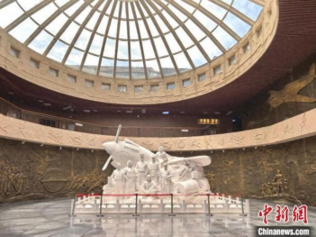 6月26日,一座汉白玉大理石雕刻而成的飞虎队群雕矗立在桂林飞虎队纪念馆中央。中新社记者 杨陈 摄