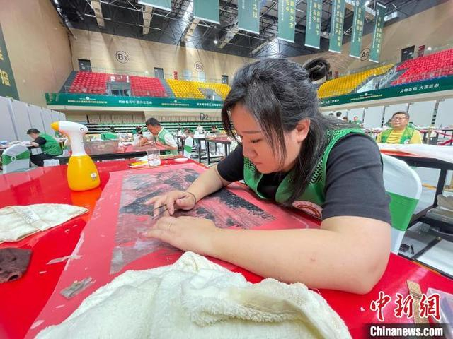 5日，第二届全国文物行业职业技能大赛在四川泸州开幕，图为纸张书画文物修复师项目赛场。何美锟 摄