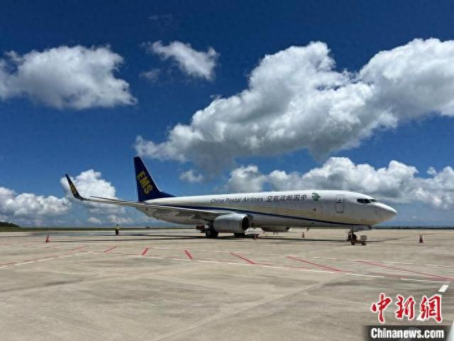 图为“脆李航班”降落巫山机场。中新网记者 贾楠 摄