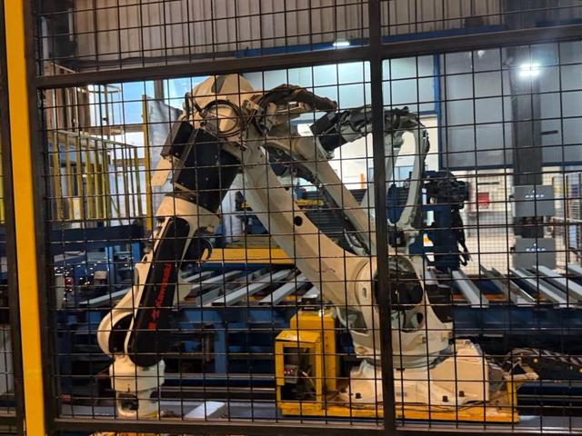 集装箱生产线上正在作业的机械臂（财联社记者 摄）