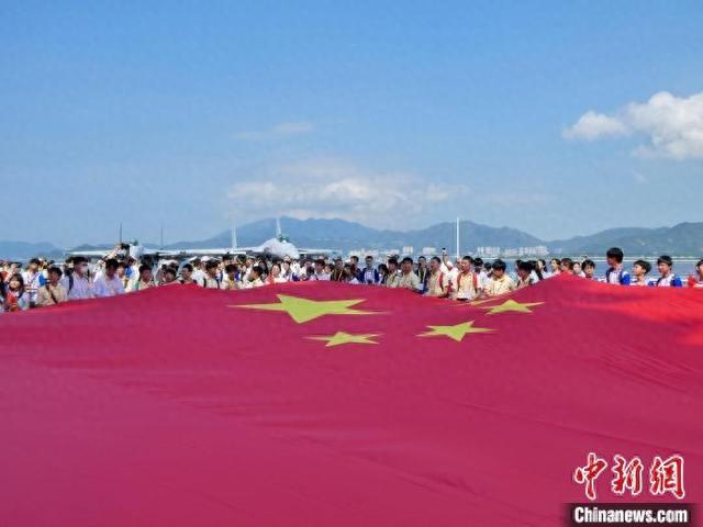 同护一面旗，共唱一首歌 